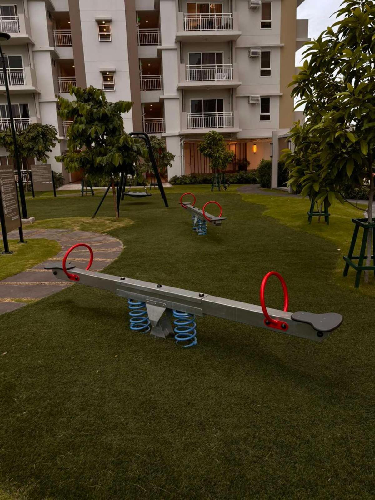2 Bedroom Condo Unit Near Sm Bf & Naia At The Atherton By Dmci With 2 Balcony Paranaque City Exterior photo