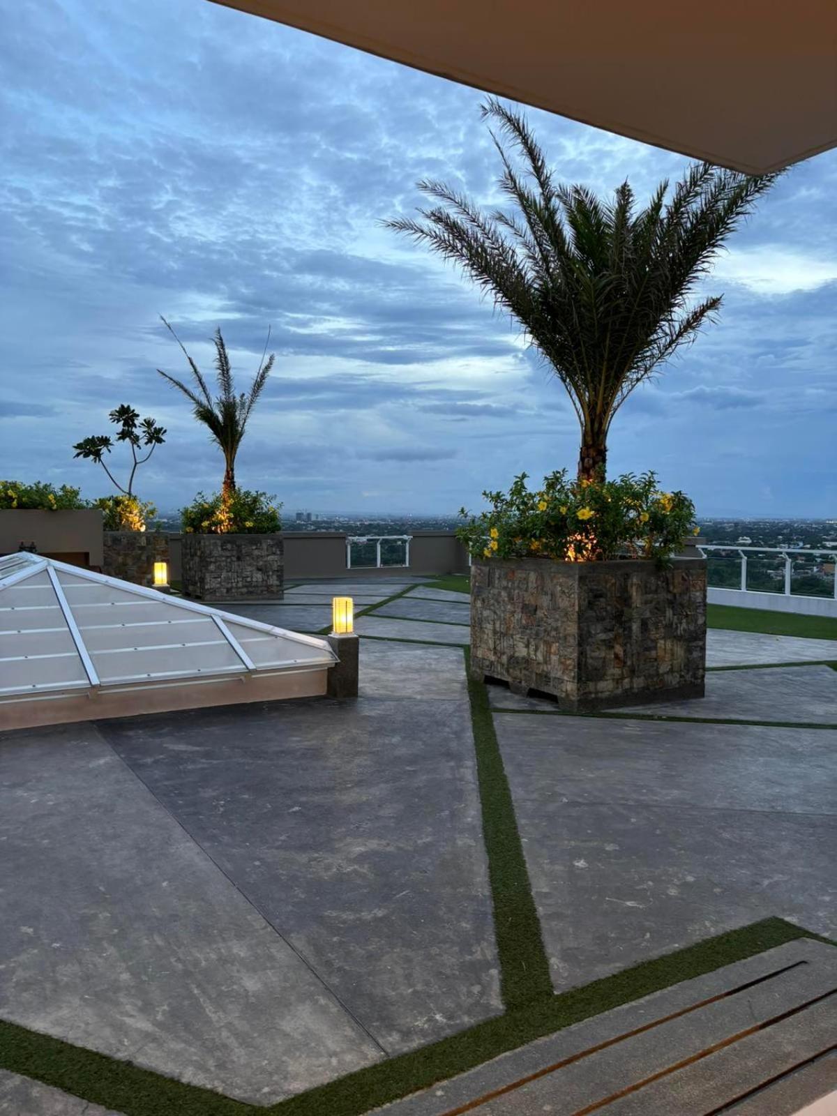 2 Bedroom Condo Unit Near Sm Bf & Naia At The Atherton By Dmci With 2 Balcony Paranaque City Exterior photo