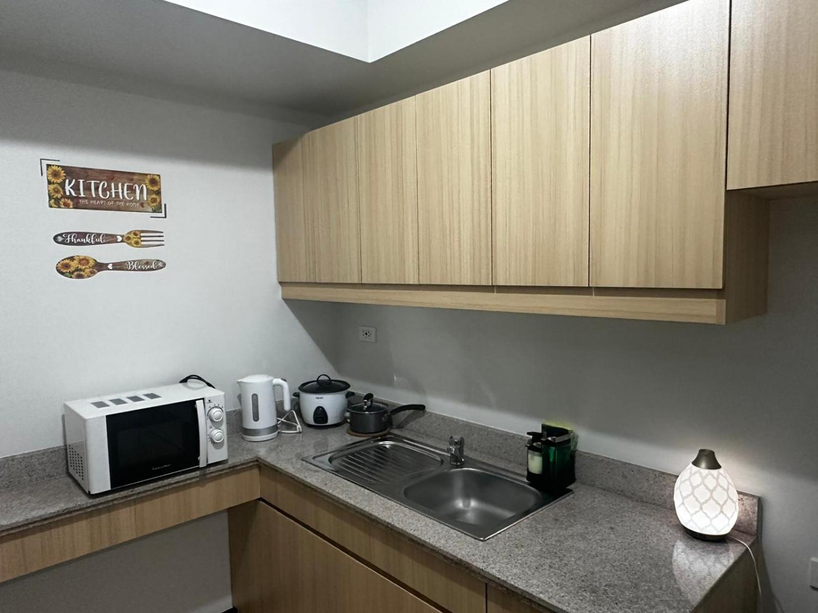2 Bedroom Condo Unit Near Sm Bf & Naia At The Atherton By Dmci With 2 Balcony Paranaque City Exterior photo